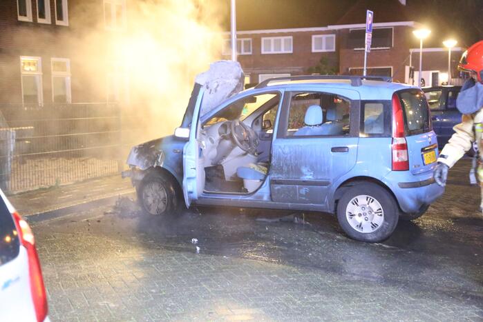 Geparkeerde auto in lichterlaaie