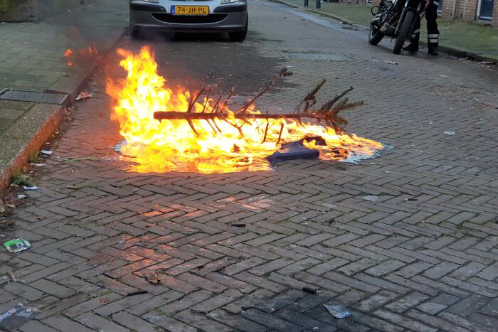 Kerstboom in brand gestoken