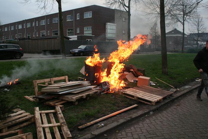 Rommel en vuurtonnen in brand gestoken