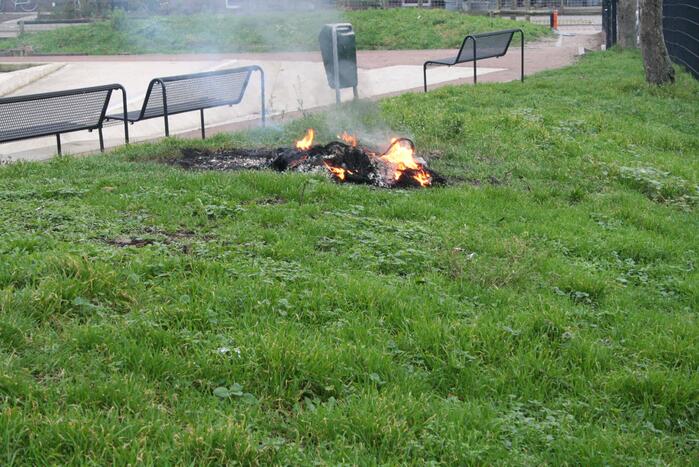 Rommel en vuurtonnen in brand gestoken