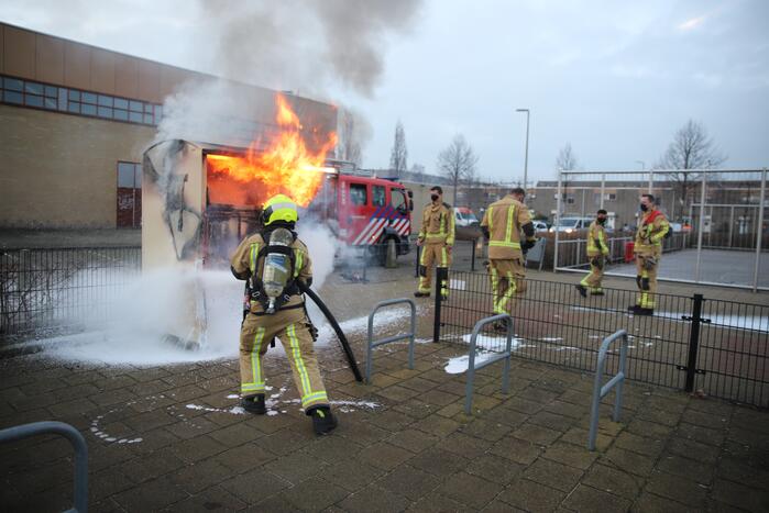 Flinke vlammen bij brand in kledingcontainer