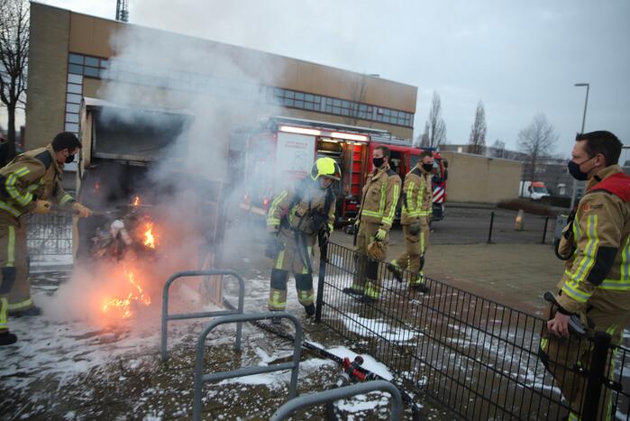 Flinke vlammen bij brand in kledingcontainer