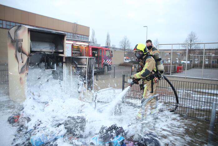 Flinke vlammen bij brand in kledingcontainer
