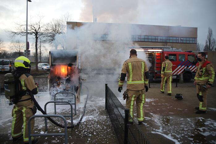 Flinke vlammen bij brand in kledingcontainer
