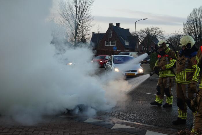 Stapel autobanden in brand gestoken