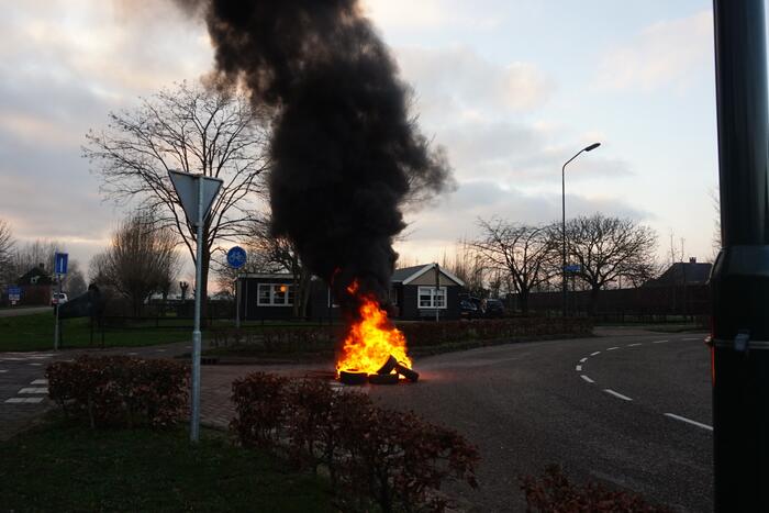 Stapel autobanden in brand gestoken