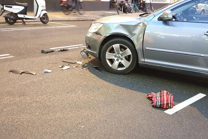 Scooterrijder gewond bij aanrijding met auto