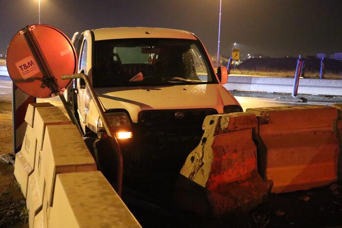 Automobilist verliest macht over het stuur en botst op betonblok