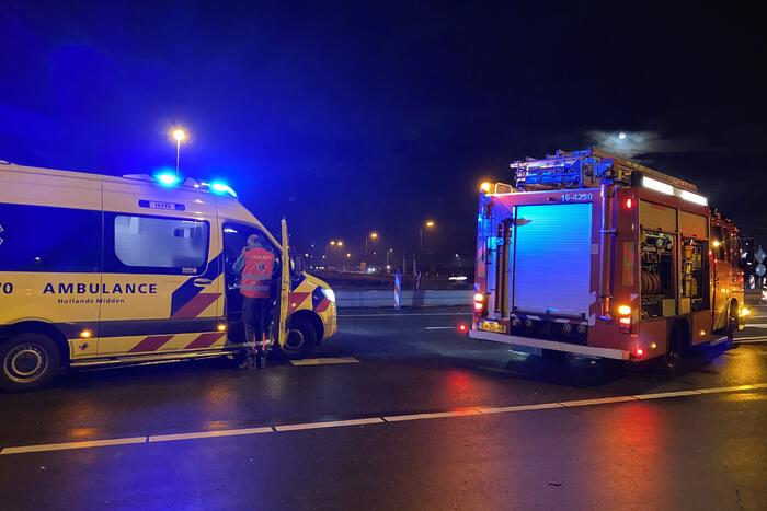 Automobilist verliest macht over het stuur en botst op betonblok