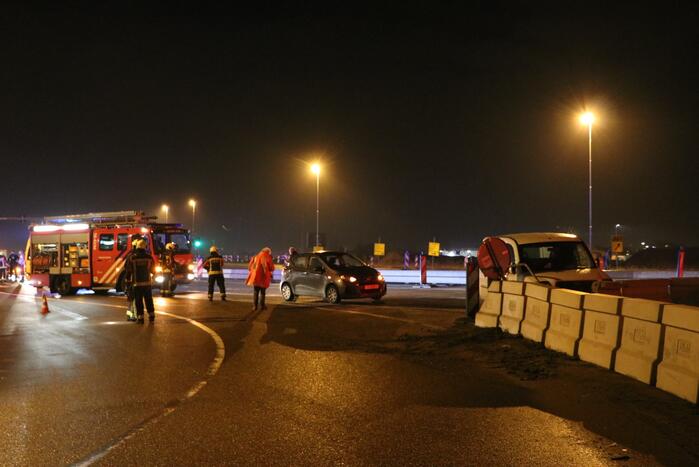 Automobilist verliest macht over het stuur en botst op betonblok