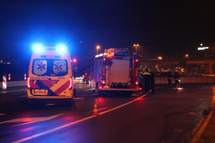 Automobilist verliest macht over het stuur en botst op betonblok