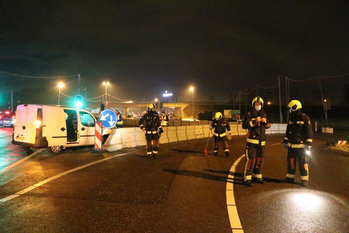 Automobilist verliest macht over het stuur en botst op betonblok