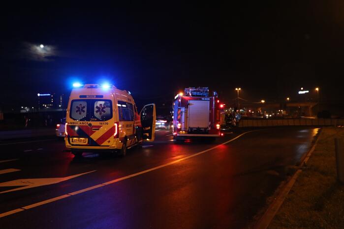 Automobilist verliest macht over het stuur en botst op betonblok