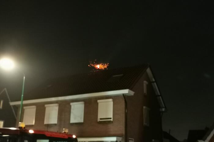 Brandweer blust brandende schoorsteen