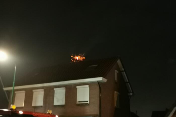 Brandweer blust brandende schoorsteen