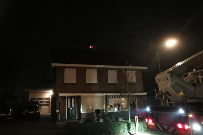 Brandweer blust brandende schoorsteen