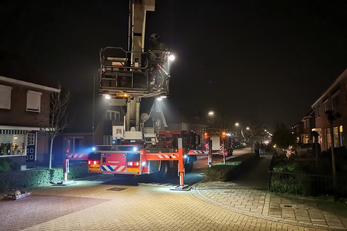 Brandweer blust brandende schoorsteen