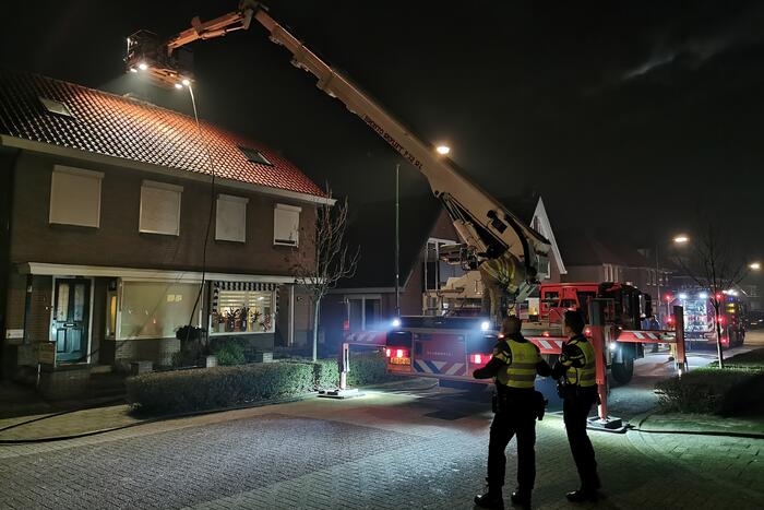 Brandweer blust brandende schoorsteen