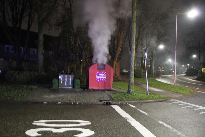 Brandweer blust brandende plasticcontainer
