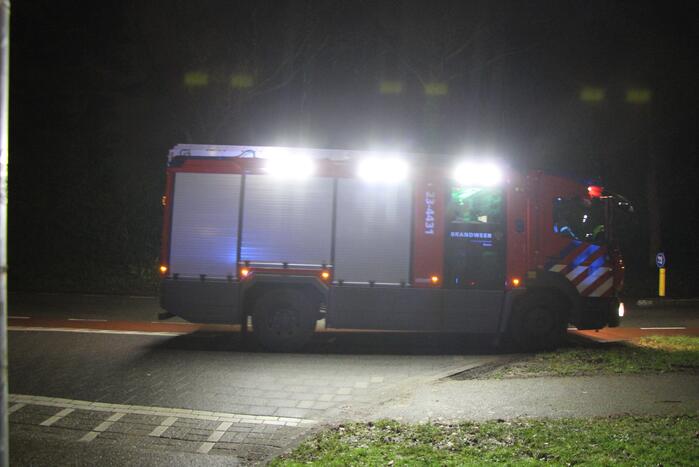 Brandweer blust brandende plasticcontainer