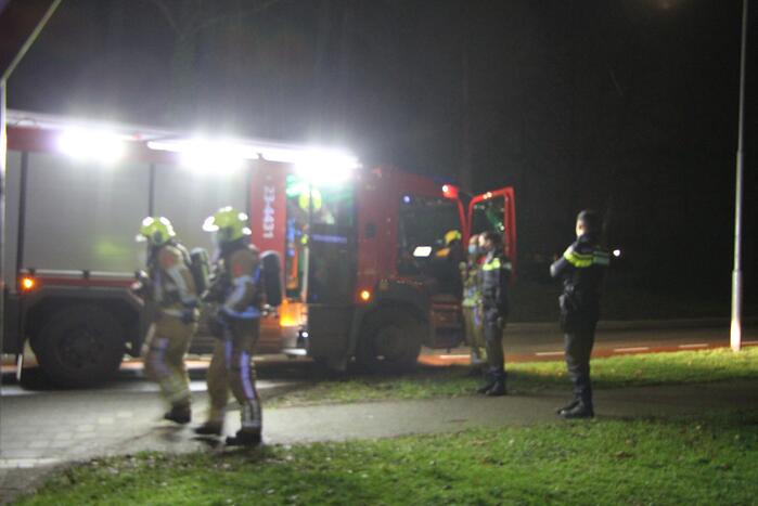 Brandweer blust brandende plasticcontainer