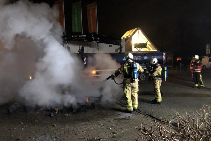 Houten pallet en vuurton in brand