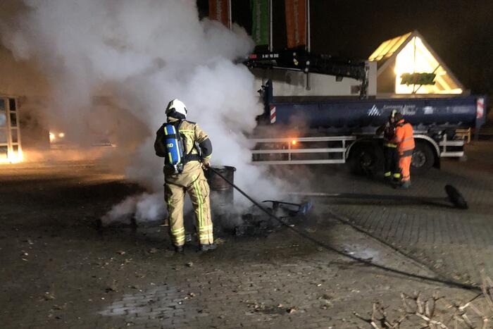 Houten pallet en vuurton in brand