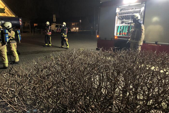 Houten pallet en vuurton in brand