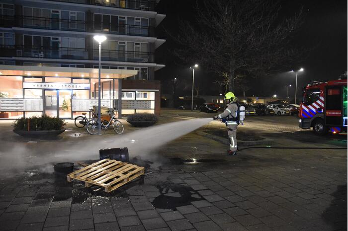 Pallets en ton aangestoken door jeugd