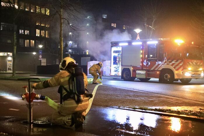 Papiercontainer in brand gestoken