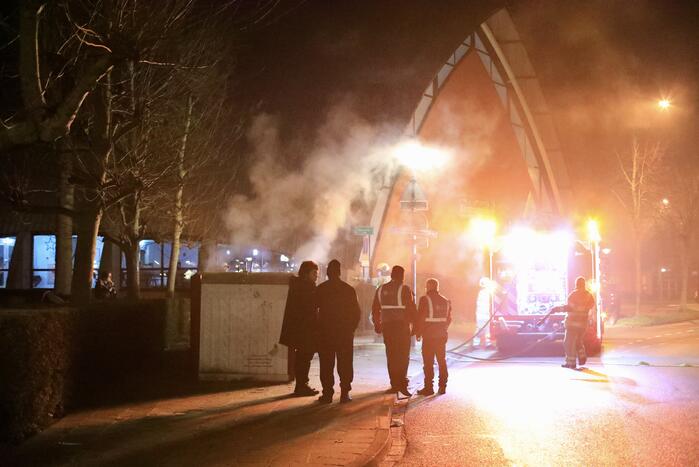 Papiercontainer in brand gestoken