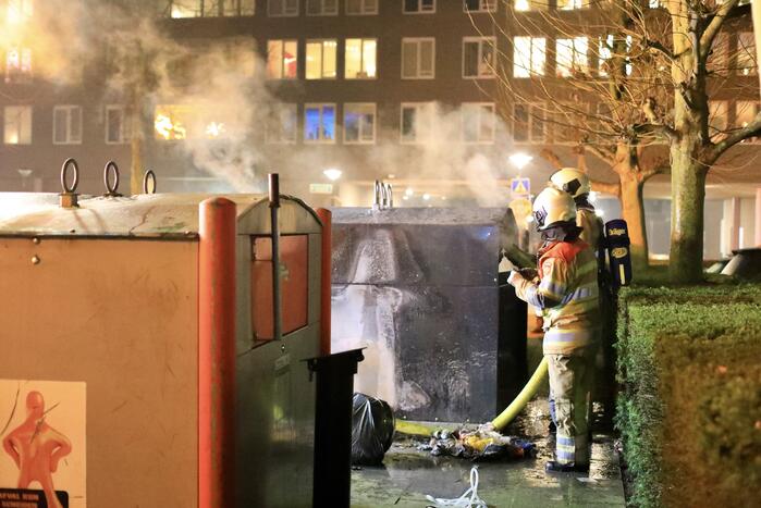 Papiercontainer in brand gestoken