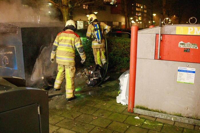 Papiercontainer in brand gestoken