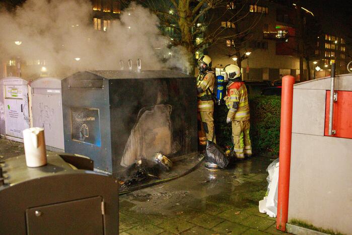 Papiercontainer in brand gestoken