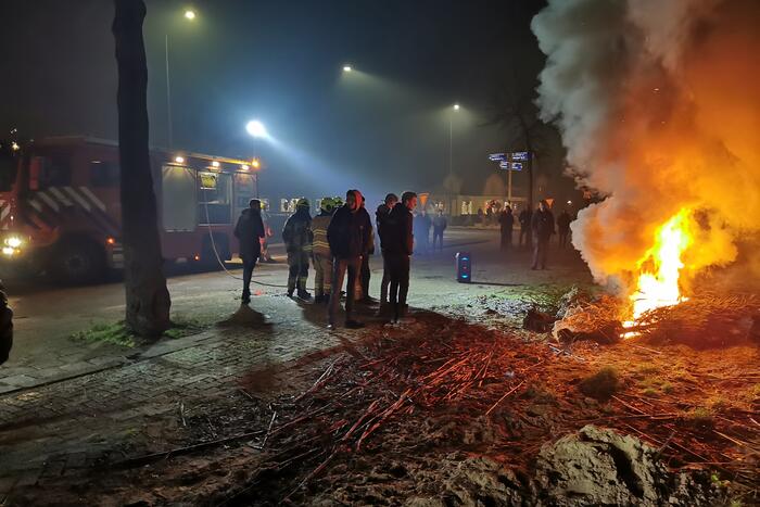 Stapel kerstbomen in brand gestoken