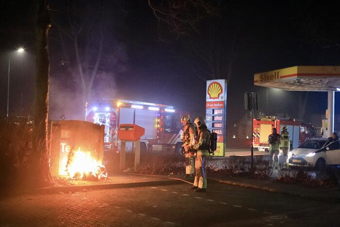 Brand tegen container bij tankstation