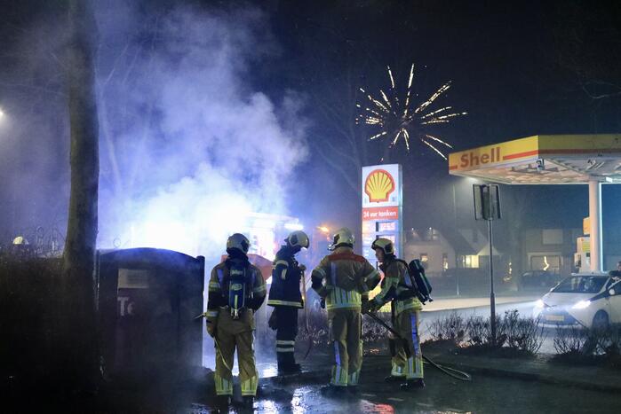 Brand tegen container bij tankstation