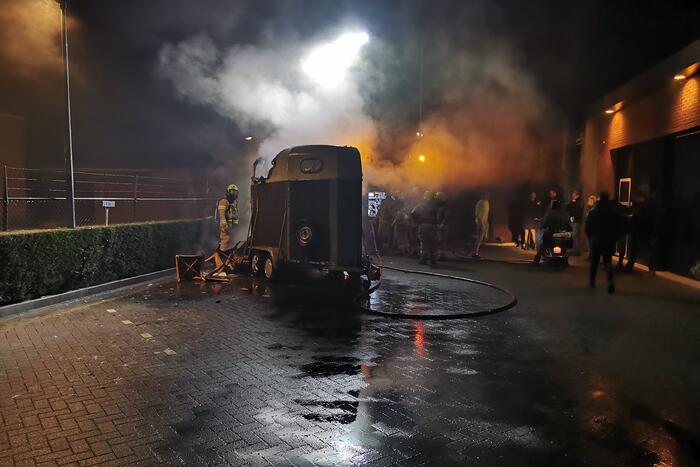 Paardentrailer in brand gestoken