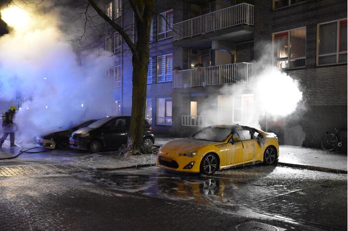 Twee auto's verwoest door brand
