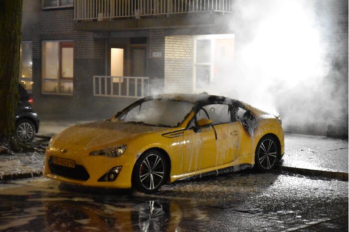 Twee auto's verwoest door brand