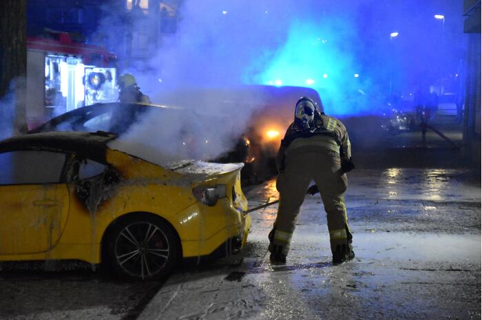 Twee auto's verwoest door brand