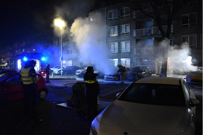 Twee auto's verwoest door brand