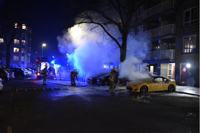 Twee auto's verwoest door brand