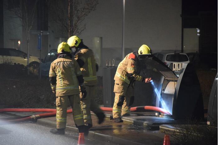 Veel rook bij brand in ondergrondse container
