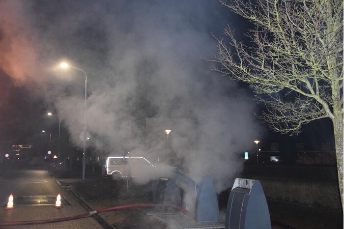 Veel rook bij brand in ondergrondse container