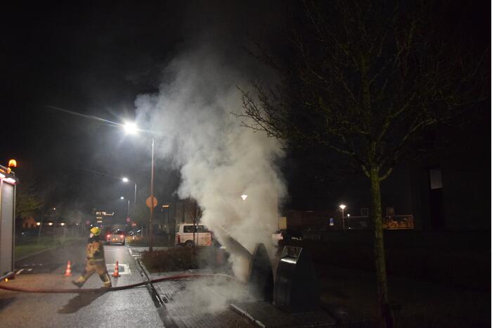 Veel rook bij brand in ondergrondse container
