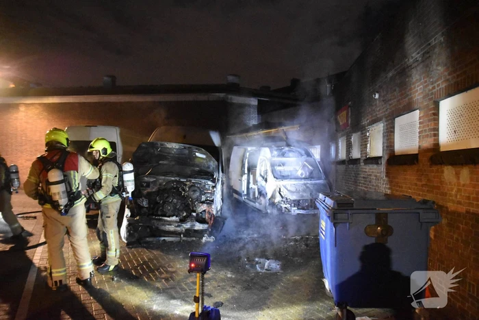 Twee bestelbussen uitgebrand bij bakkerij