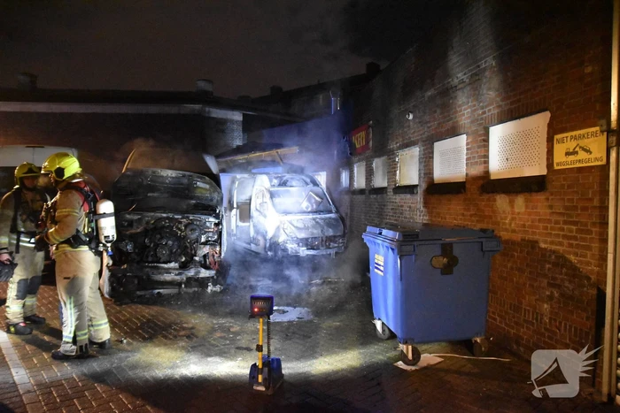 Twee bestelbussen uitgebrand bij bakkerij