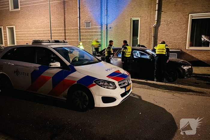 Auto opgeblazen door zwaar vuurwerk