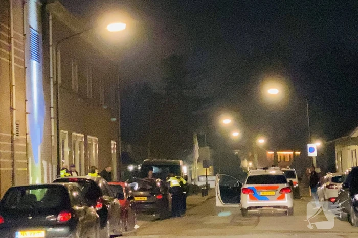 Auto opgeblazen door zwaar vuurwerk